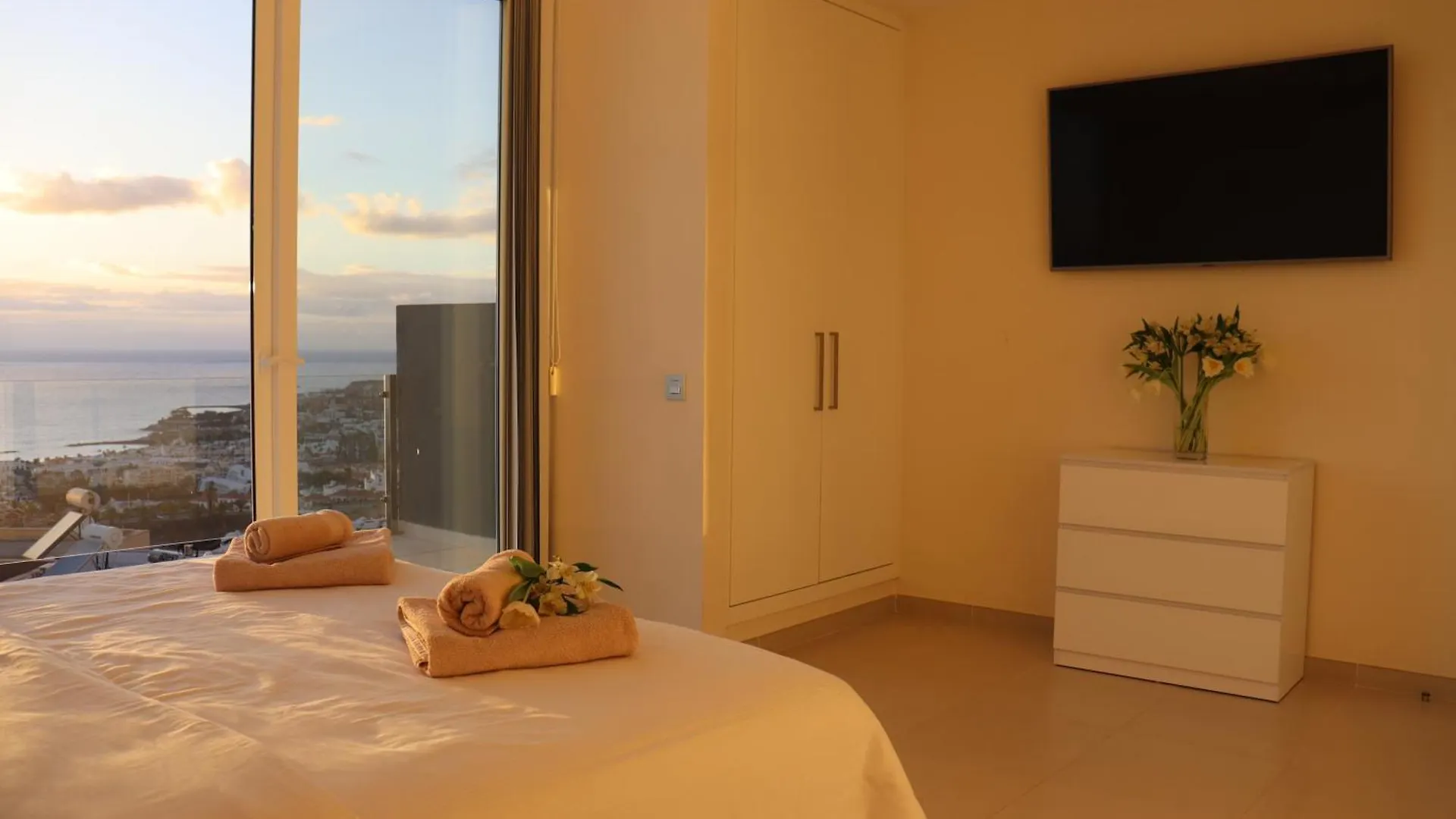 Azure Sky Villa - Panoramic Ocean View, Luxury, San Eugenio Costa Adeje  Spanien